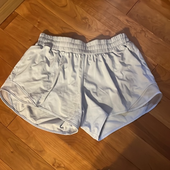 Lululemon Hotty Hot 4in size 8 - Powder Blue - Picture 3 of 5